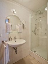 Weingut & Gästehaus Alexanderhof in Leiwen an der Mosel Weingut & Gästehaus Alexanderhof in Leiwen an der Mosel