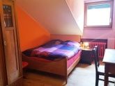 Das gemütliche, in sanfte Rot-Töne getauchte Schlafzimmer.  Moselblick, Eicheparkett und elektr. Rolladen. Dazu ein schöner alter Kleiderschrank. Bett 1.4 x 2 meter mit hochwertiger Matratze. Das gemütliche, in sanfte Rot-Töne getauchte Schlafzimmer.  Moselblick, Eicheparkett und elektr. Rolladen. Dazu ein schöner alter Kleiderschrank. Bett 1.4 x 2 meter mit hochwertiger Matratze.