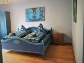 Das große Schlafzimmer verfügt über hochwertige Matratzen im 2 x 2 m Bett.  Außerdem Eiche-Parkettboden, elektr. Rolladen und liebevoll aufgearbeiteten Bauernmöbeln. Das große Schlafzimmer verfügt über hochwertige Matratzen im 2 x 2 m Bett.  Außerdem Eiche-Parkettboden, elektr. Rolladen und liebevoll aufgearbeiteten Bauernmöbeln.
