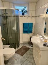 modernes Bad mit WC und ebener Dusche modernes Bad mit WC und ebener Dusche