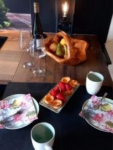Zur Begrüßung Wein, Obst und Kuchen Zur Begrüßung Wein, Obst und Kuchen