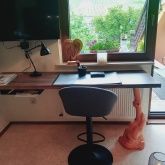 schreibtisch mit Blick auf Garten und Weinberge schreibtisch mit Blick auf Garten und Weinberge