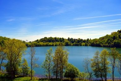 Das Weinfelder Maar in der Nähe von Daun ist ein typisches Eifelmaar