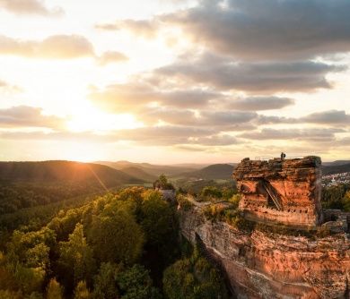 Flaggenturm Bad Dürkheim, Blick auf Burg Drachenfels