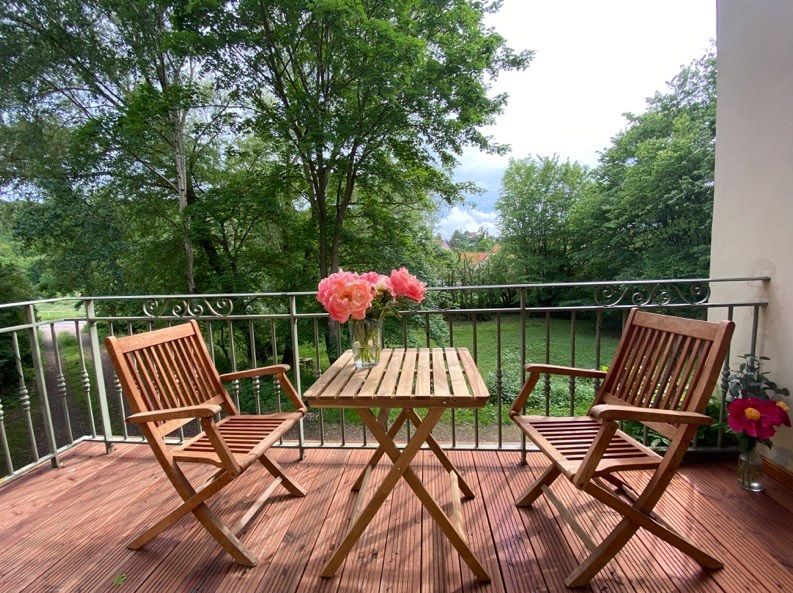 Der Balkon mit Aussicht auf die Burg