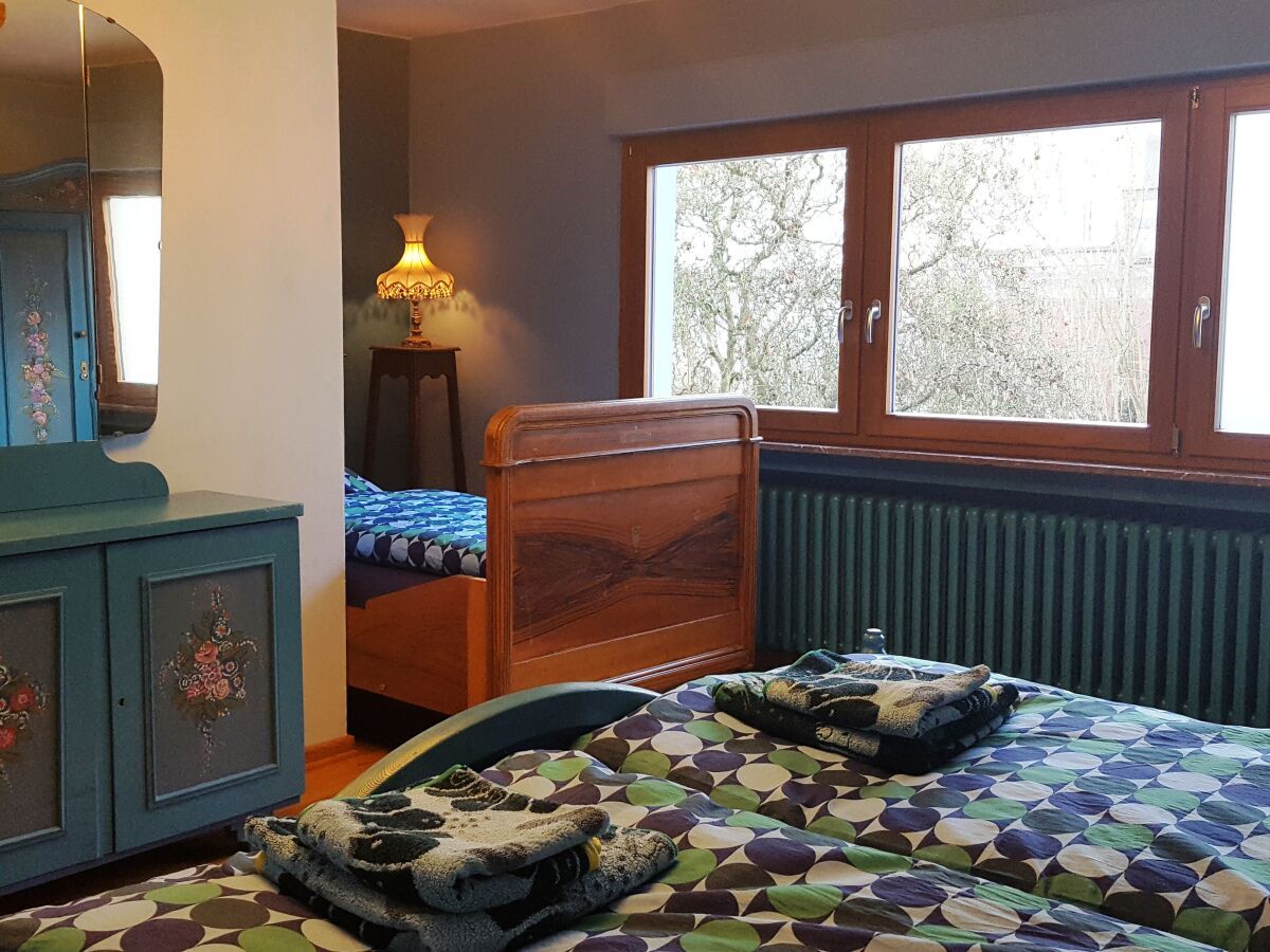 ...mit Blick in die grüne Oase hinter dem Haus, absolut ruhige Lage.  Zusätzl. Bett 1 x 2m.