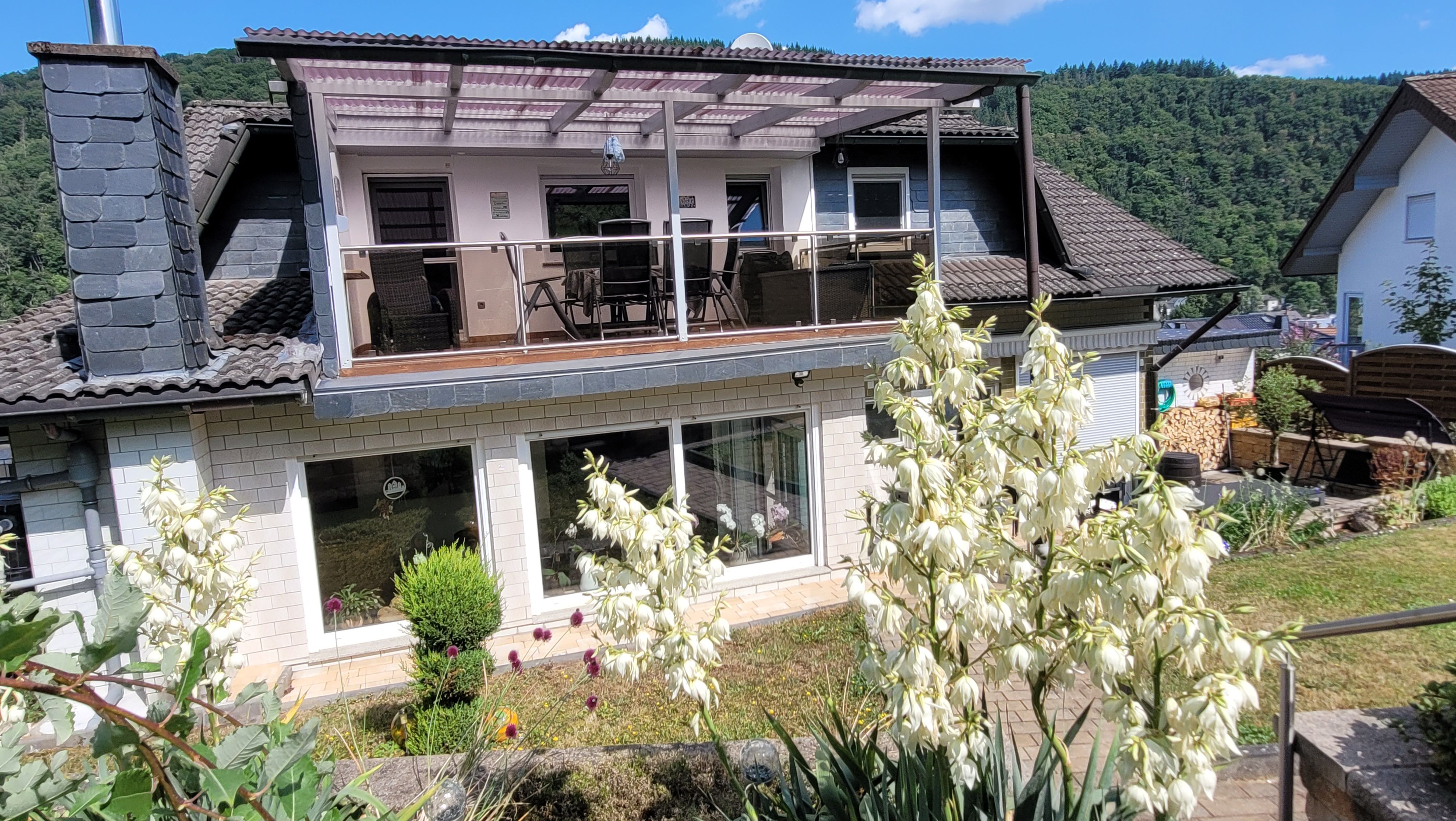 Blick vom Garten auf den Balkon